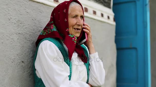 Стара жінка говорить на мобільному телефоні — стокове відео