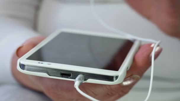  Mains en utilisant un smartphone  