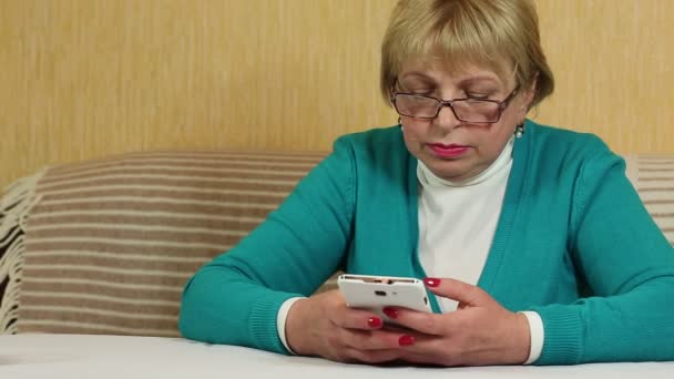 Woman types sms on smartphone — Stock Video