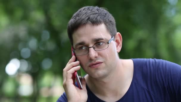 Hombre habla en el teléfono inteligente — Vídeos de Stock