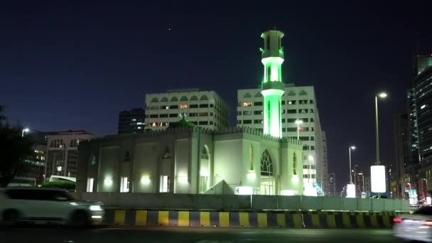 Tráfego rodoviário noturno perto da mesquita — Vídeo de Stock