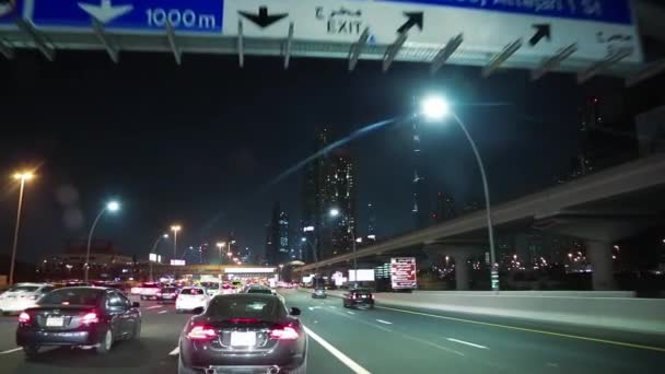 Dubai stadtverkehr in der nacht — Stockvideo