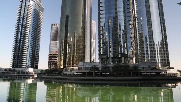 Rascacielos en la superficie del agua — Vídeos de Stock