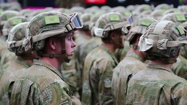 Soldados en uniforme militar — Vídeos de Stock