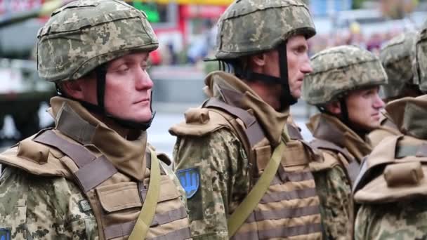 Soldados en desfile militar en Kiev — Vídeo de stock