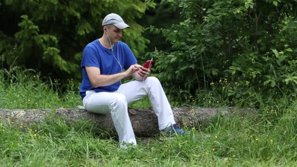 Hombre con teléfono celular — Vídeos de Stock