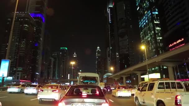 Dubai stadtverkehr in der nacht — Stockvideo