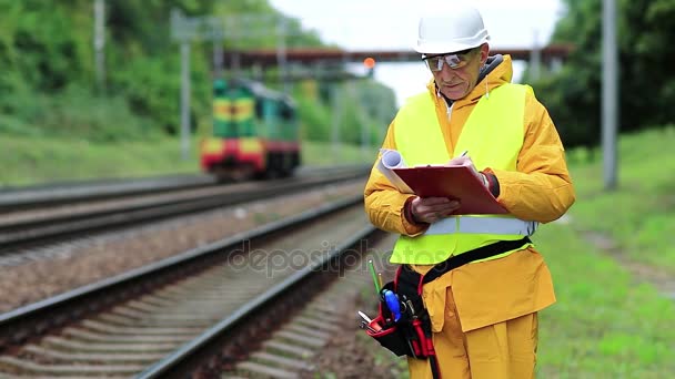 Inspetor de tráfego ferroviário — Vídeo de Stock