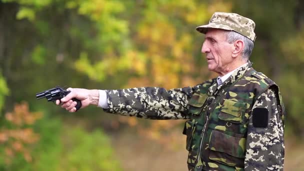 Senior soldat med revolver — Stockvideo