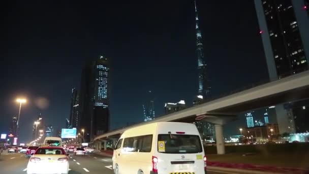 Dubai tráfico de la ciudad por la noche — Vídeo de stock