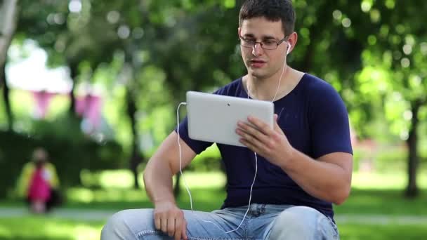 Mężczyzna komunikuje się za pośrednictwem tabletu — Wideo stockowe