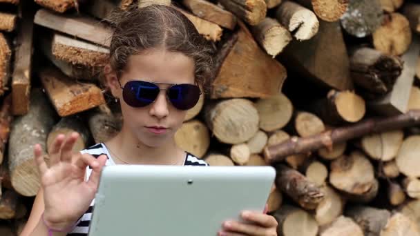 Mädchen mit Brille und Tablet — Stockvideo