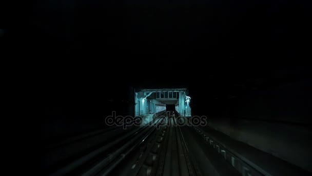 Tåget går inuti tunnel i Dubai — Stockvideo