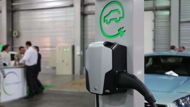 Dispositivo de carga para coches eléctricos — Vídeos de Stock