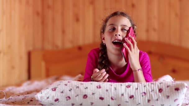 Fille parle sur smartphone — Video