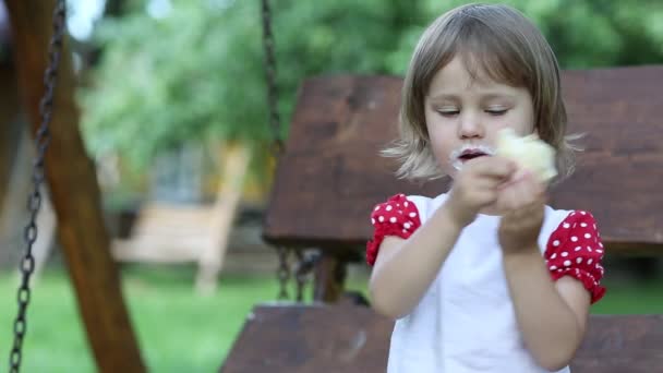 小女孩在吃冰淇淋 — 图库视频影像