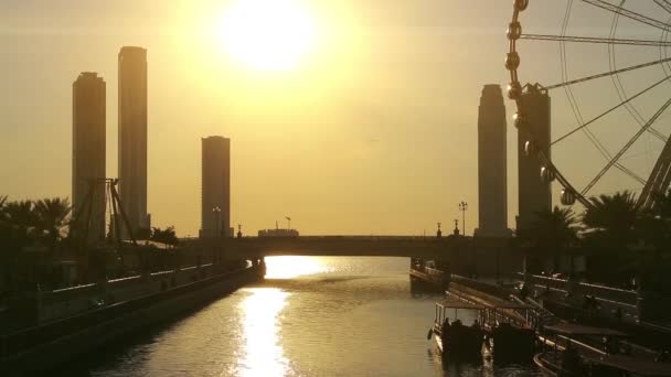 Al Qasba Kanal und Riesenrad — Stockvideo