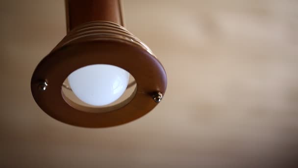 Encender la luz de la lámpara colgante — Vídeo de stock