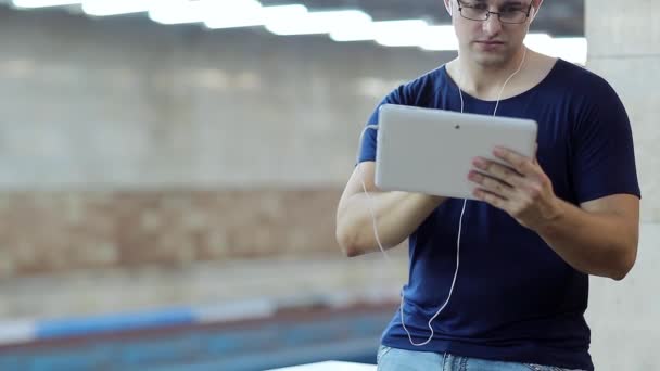 Hombre con la tableta dentro de la estación subterránea — Vídeos de Stock