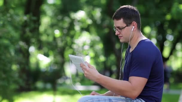 El hombre se comunica a través de tabletas — Vídeo de stock