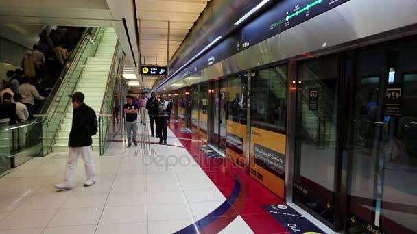 Personas dentro de la estación de metro Dubai — Vídeos de Stock