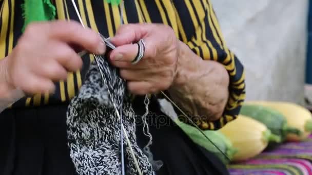 老婦人ニット ウールの靴下 — ストック動画