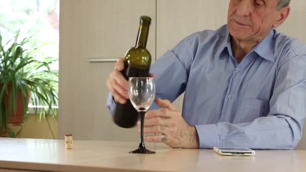 Mann trinkt Wein und nutzt Smartphone — Stockvideo