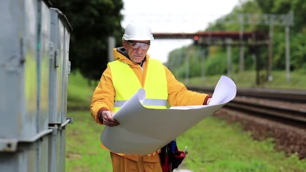 Trabajador ferroviario en uniforme amarillo — Vídeo de stock