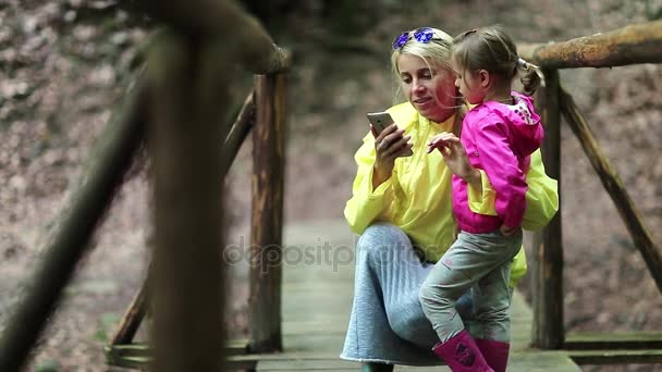 Мать и дочь со смартфоном — стоковое видео