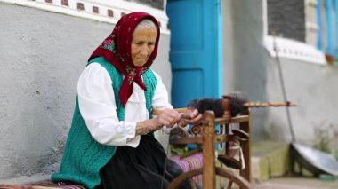Yaşlı kadın kadın ile çalışıyor 