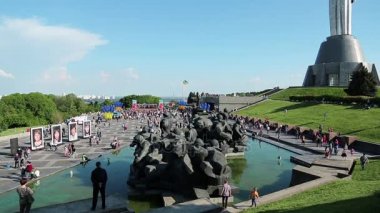 Ukrayna'nın tarihi Ulusal Müzesi yakın kişi 