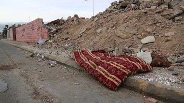 Cadde üzerinde çöp yalan