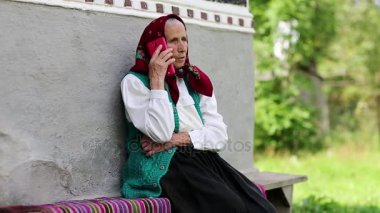 Yaşlı kadın görüşmeler cep telefonu