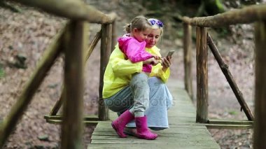 Anne ve kızı ile smartphone 