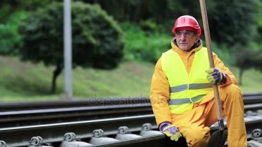 Demiryolu işçisi sarı üniformalı  