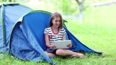 Güzel kız tablet ile iletişim kurar. 