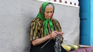 Yaşlı kadın çorap dokuma kumaşlar