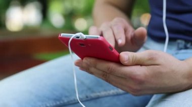 Adam ellerini kırmızı telefon tutar