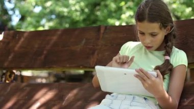 Tablet ile güzel kız