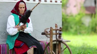 Yaşlı kadın kadın ile çalışıyor 