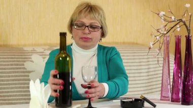  şişe şarapla kadın kıdemli