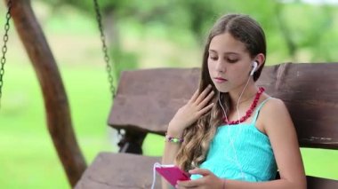 Kız akıllı telefon kullanır