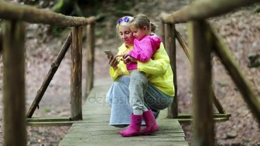 Anne ve kızı ile smartphone 