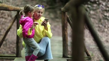 Anne ve kızı ile smartphone 