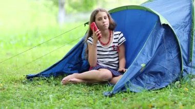 güzel kızın cep telefonundan konuşuyor