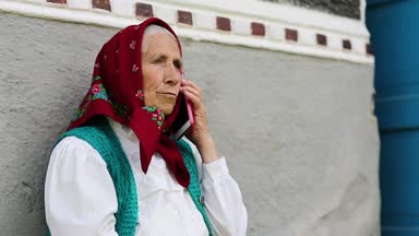 Kadın kıdemli görüşmeler üstünde hareket eden telefon