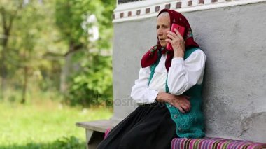 Kadın kıdemli görüşmeler üstünde hareket eden telefon