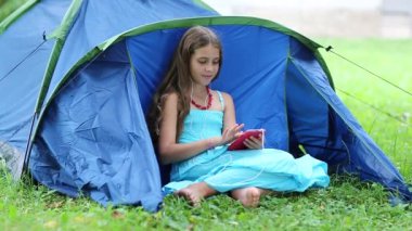 Güzel kız smartphone kullanır