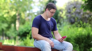 Genç adam Smartphone'da konuşuyor
