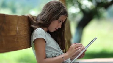 Tablet ile güzel kız
